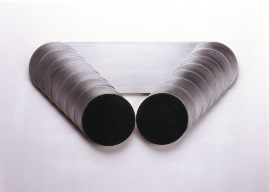 Thomas Lenk: Occhio II, 1998, Aluminium, Frontplatten schwarz, 50 x 100 x 5 cm