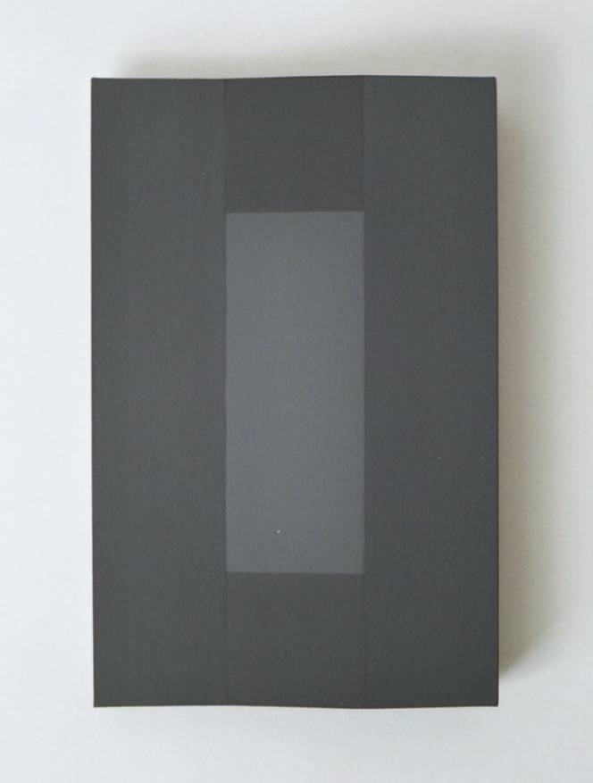 Arnulf Letto: Isoliertes Licht, 2004, Acryl auf Nessel auf Gips auf Pressspan, 44,5 x 28,5 x 3,5 cm